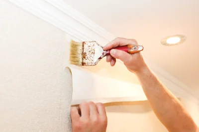 Pose de papier peint à Conques-en-Rouergue — revêtements muraux et toiles de verre